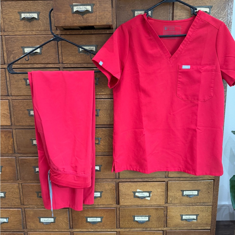 Small pop red figs scrub set